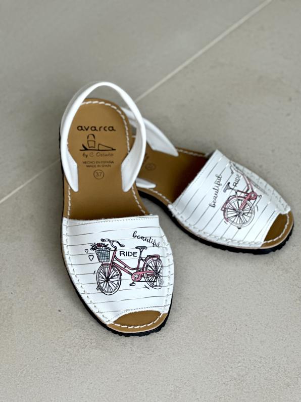 Oryginalne i wyjątkowe białe sandały damskie, skóra naturalna RCA/485/BICI