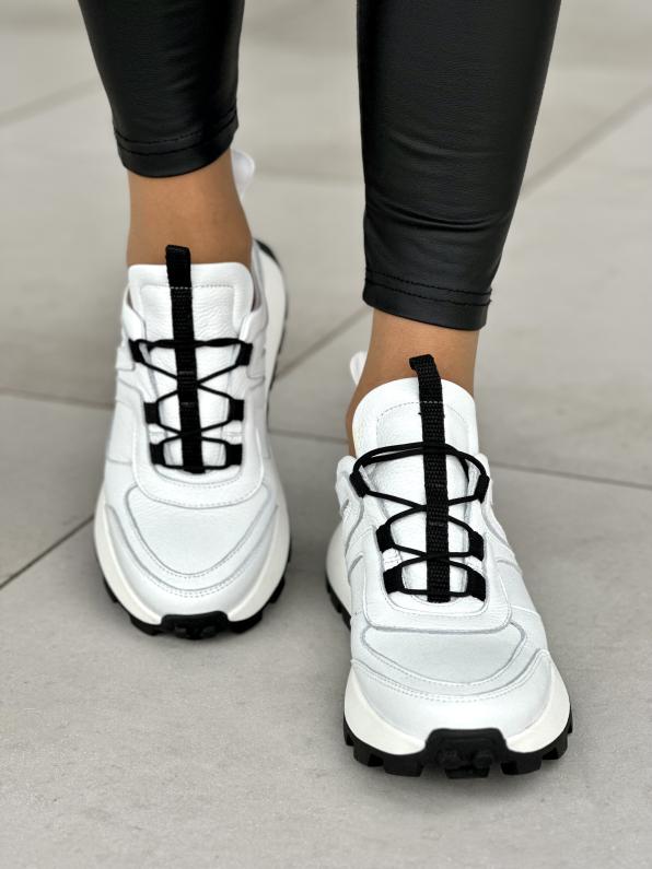 Wyróżniające się białe sneakersy damskie z czarnymi detalami, skóra naturalna 5107/G02