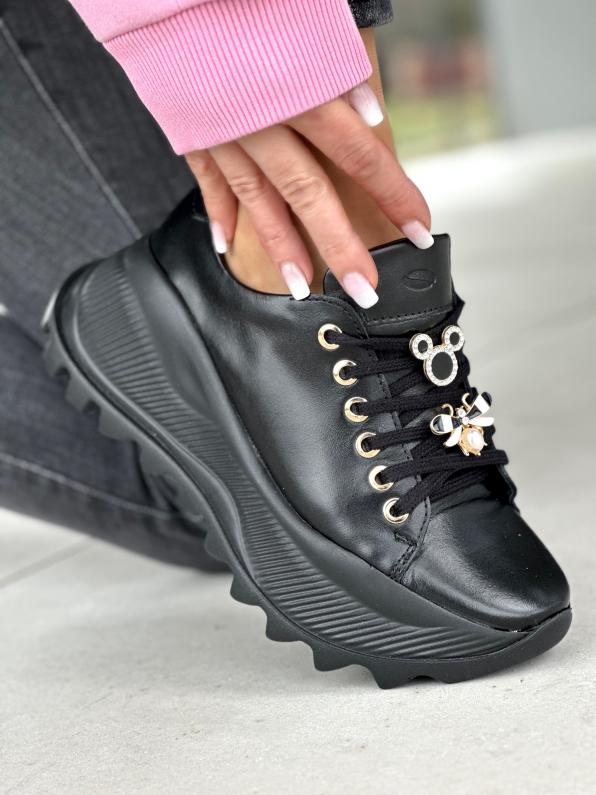 Wyjątkowe czarne sneakersy damskie ze złotymi ozdobami, skóra naturalna 5160/A89