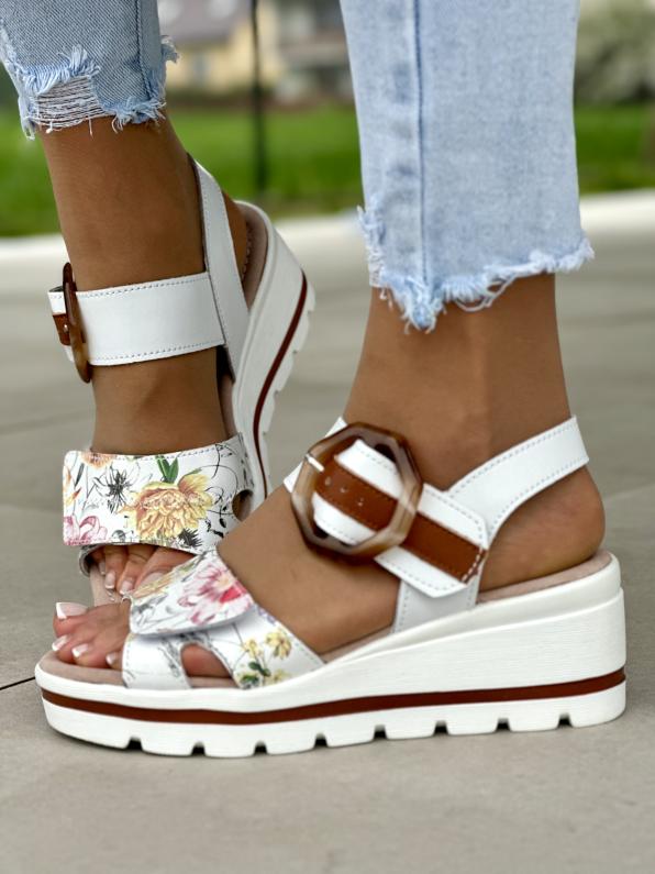 Białe sandały damskie na koturnie z ozdobnym nadrukiem kwiatów, skóra naturalna PPO/DP6151/24WHFL