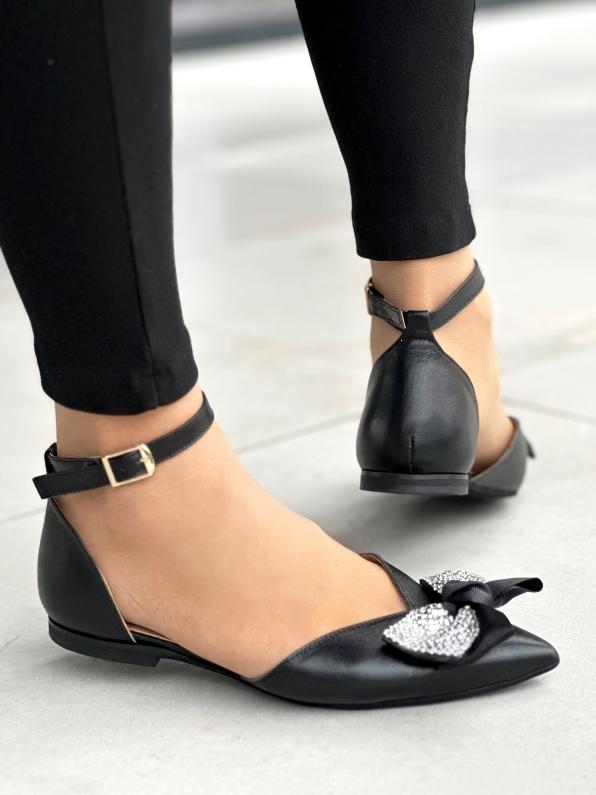 Śliczne czarne sandały damskie z kokardą, na płaskiej podeszwie, skóra naturalna SZY/3016/CP-1