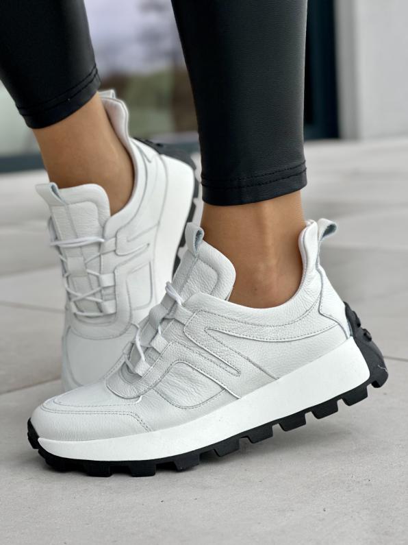 Wygodne białe sneakersy damskie na czarnej podeszwie, skóra naturalna 5118/G02