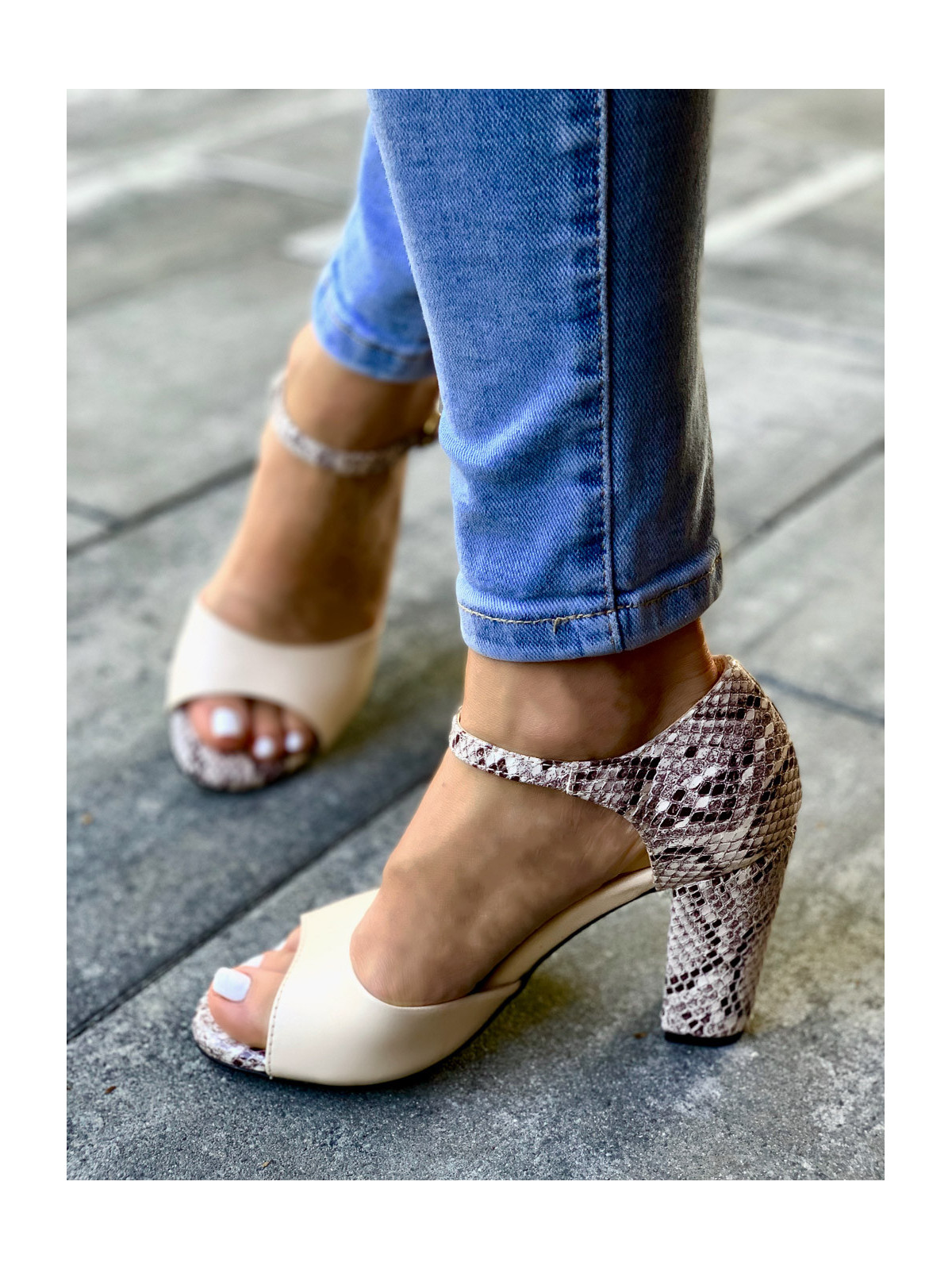 Beżowe sandały damskie skórzane