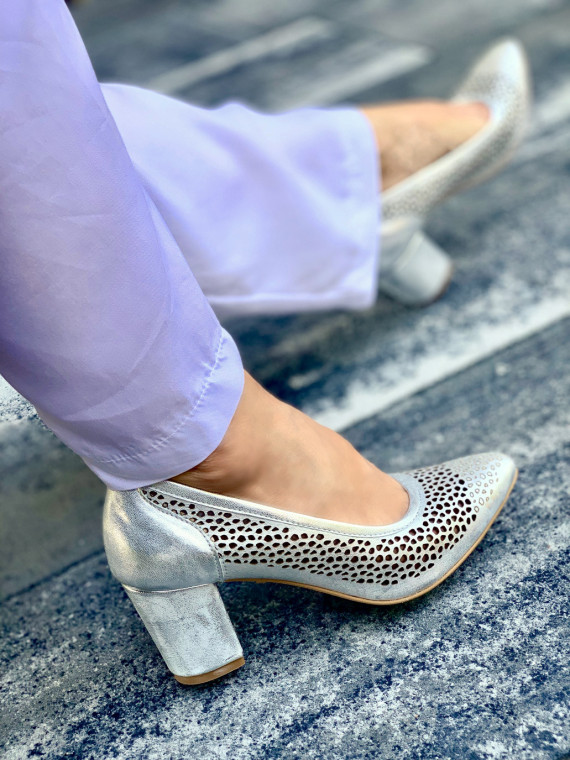 Srebrne czółenka damskie skórzane