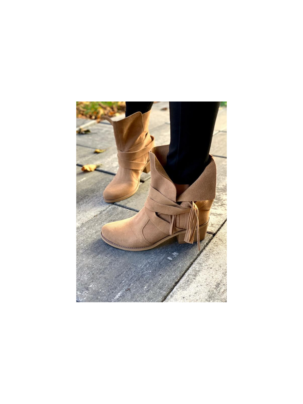 Beżowe botki damskie skórzane