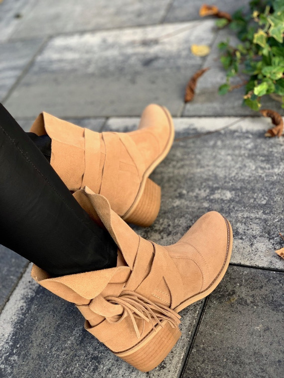 Beżowe botki damskie skórzane