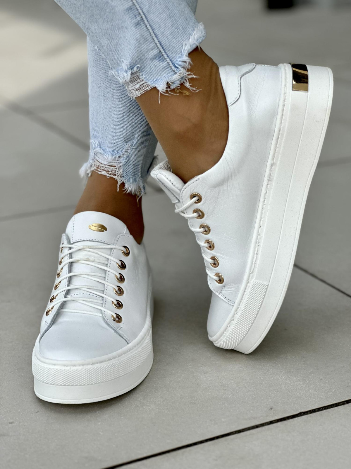 Białe trampki damskie skórzane OLEKSY polskiej produkcji na grubej podeszwie