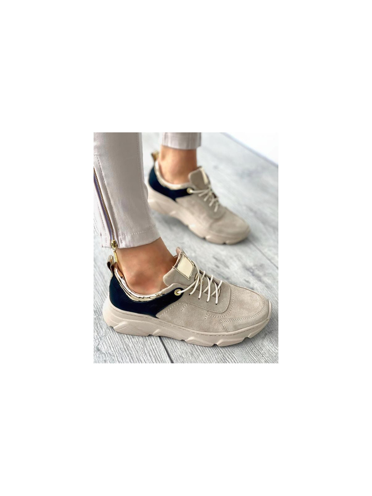 Beżowe adidasy damskie skórzane