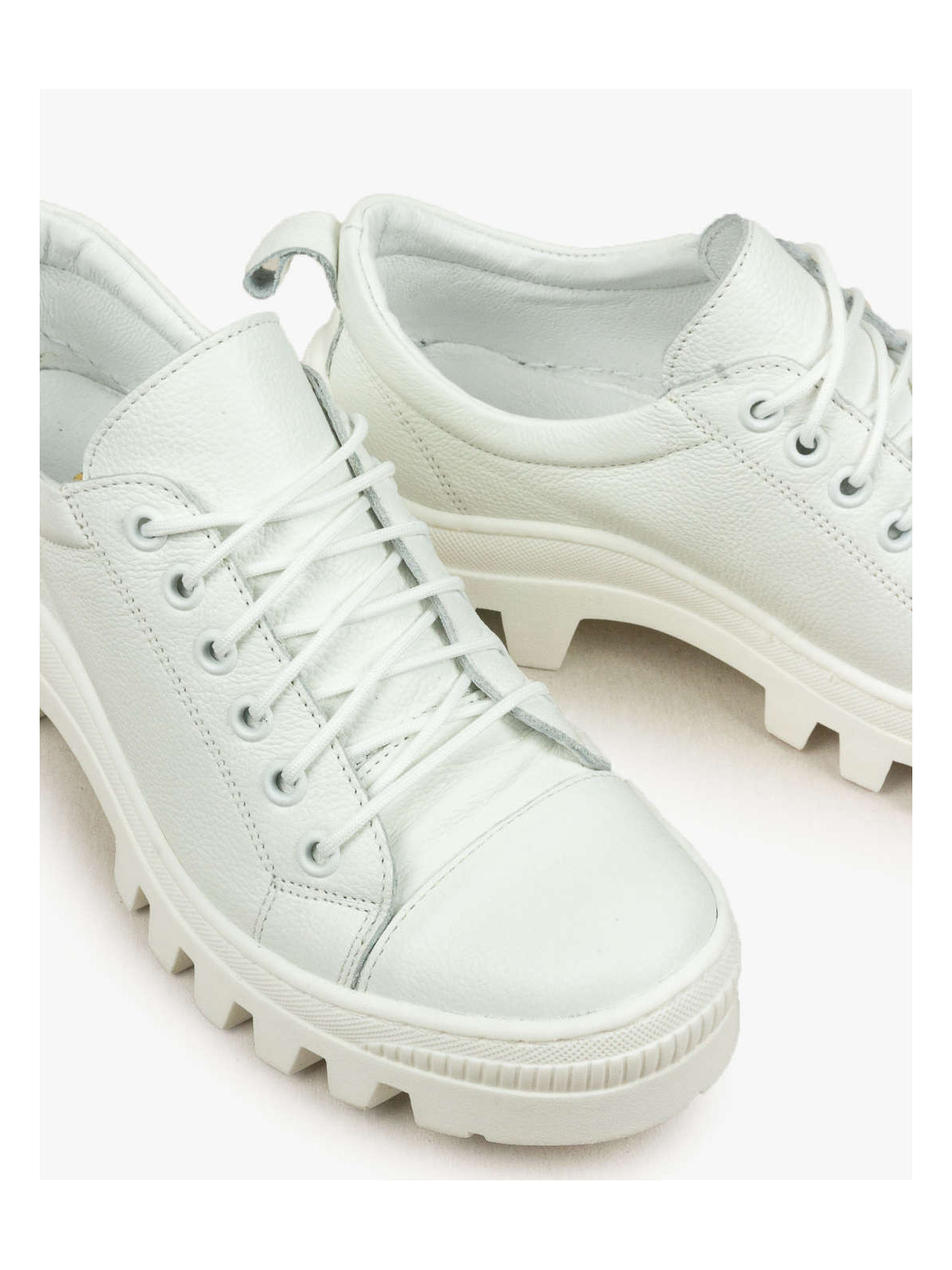 Wyjątkowe niskie białe traperki damskie, skóra naturalna