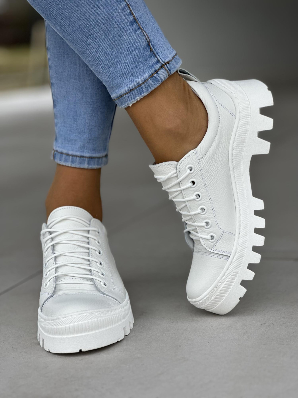 Wyjątkowe niskie białe traperki damskie, skóra naturalna