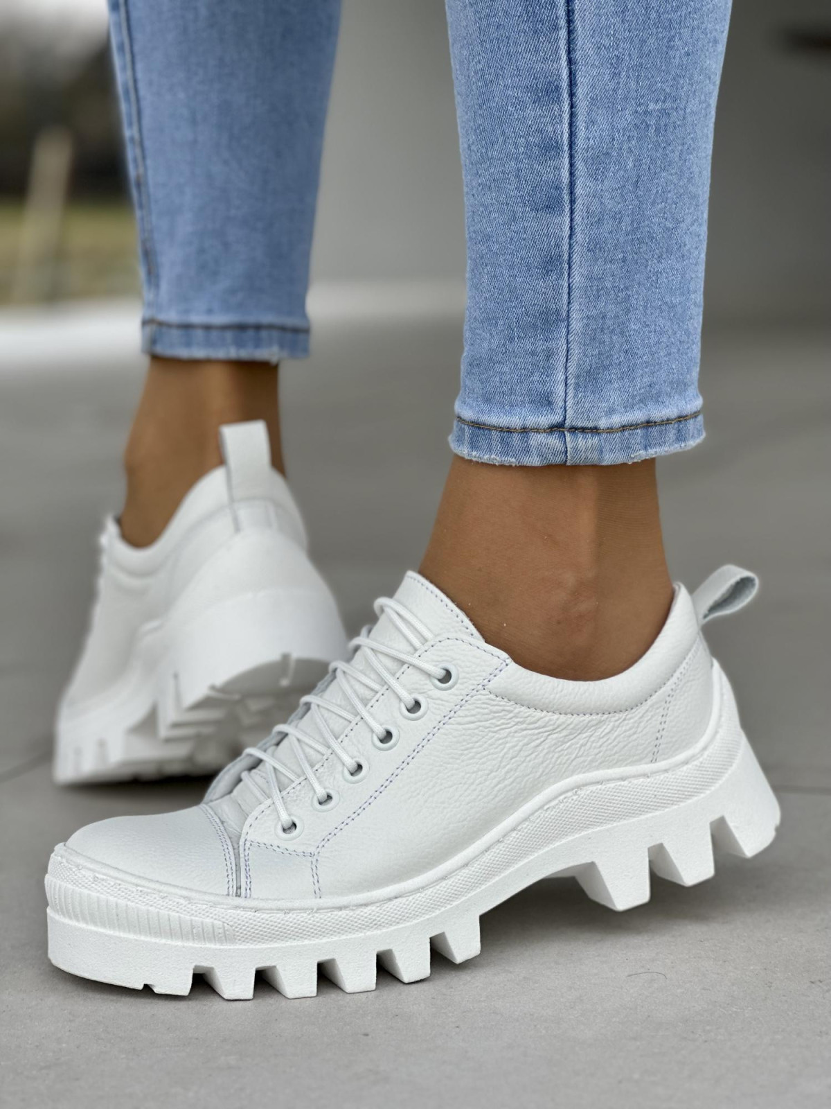 Wyjątkowe niskie białe traperki damskie, skóra naturalna