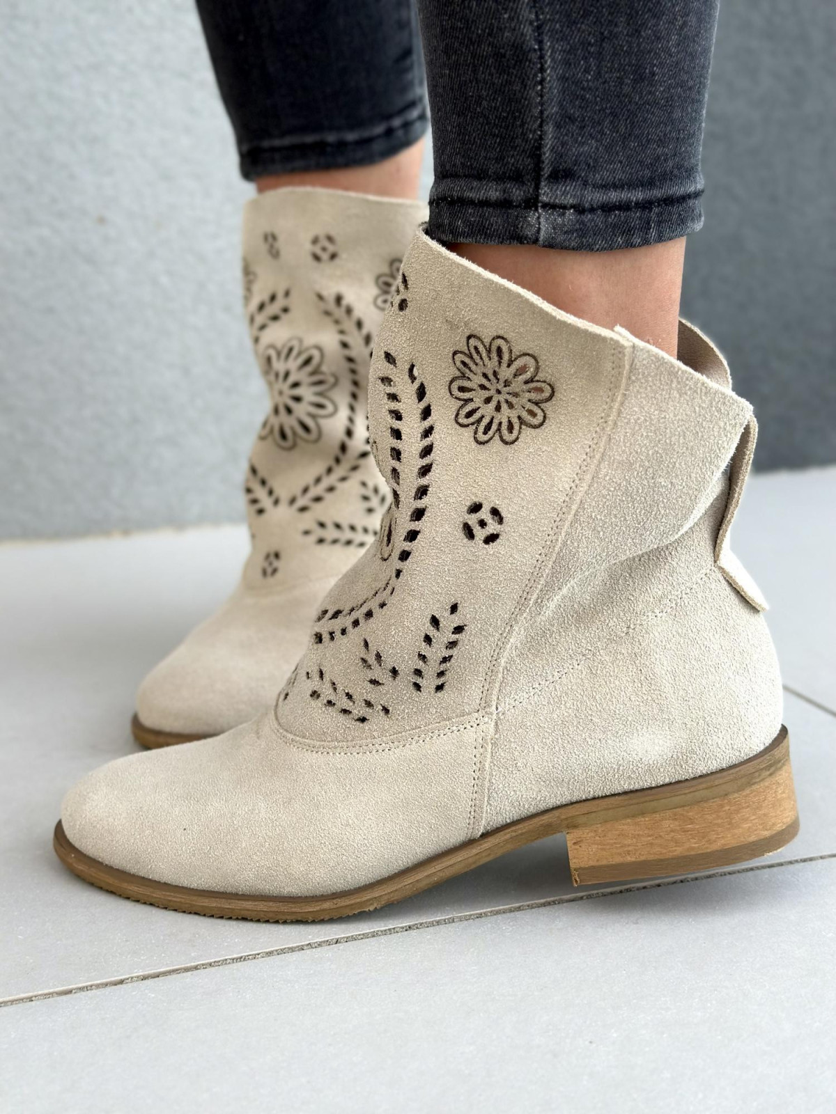 Beżowe botki damskie skórzane