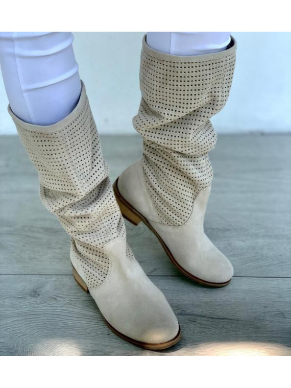 Beżowe kozaki damskie skórzane