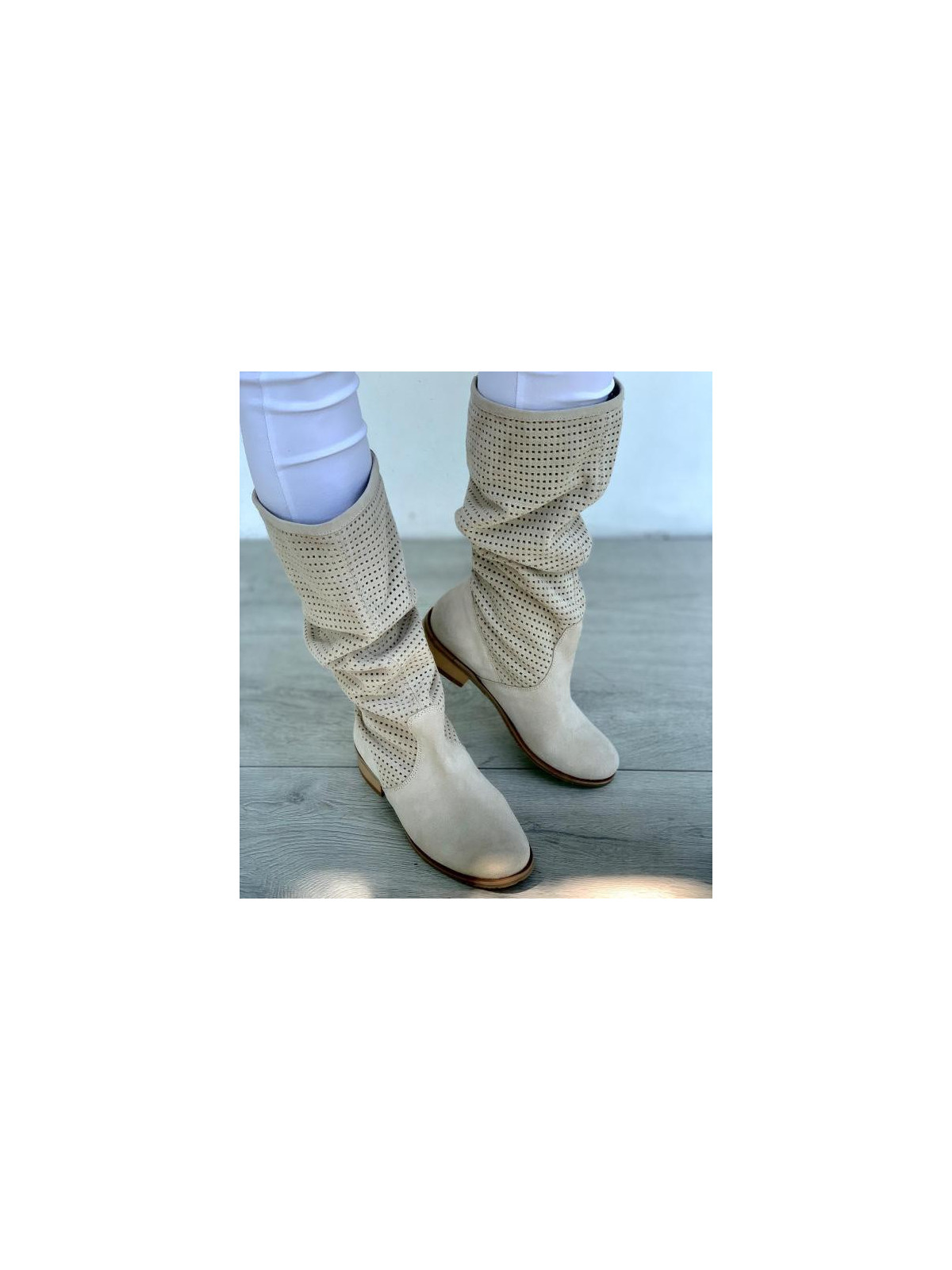 Beżowe kozaki damskie skórzane