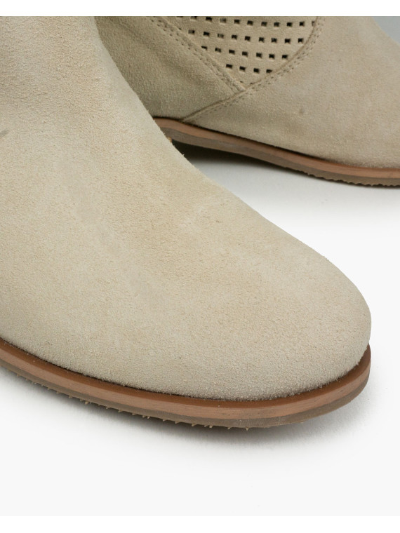 Beżowe kozaki damskie skórzane