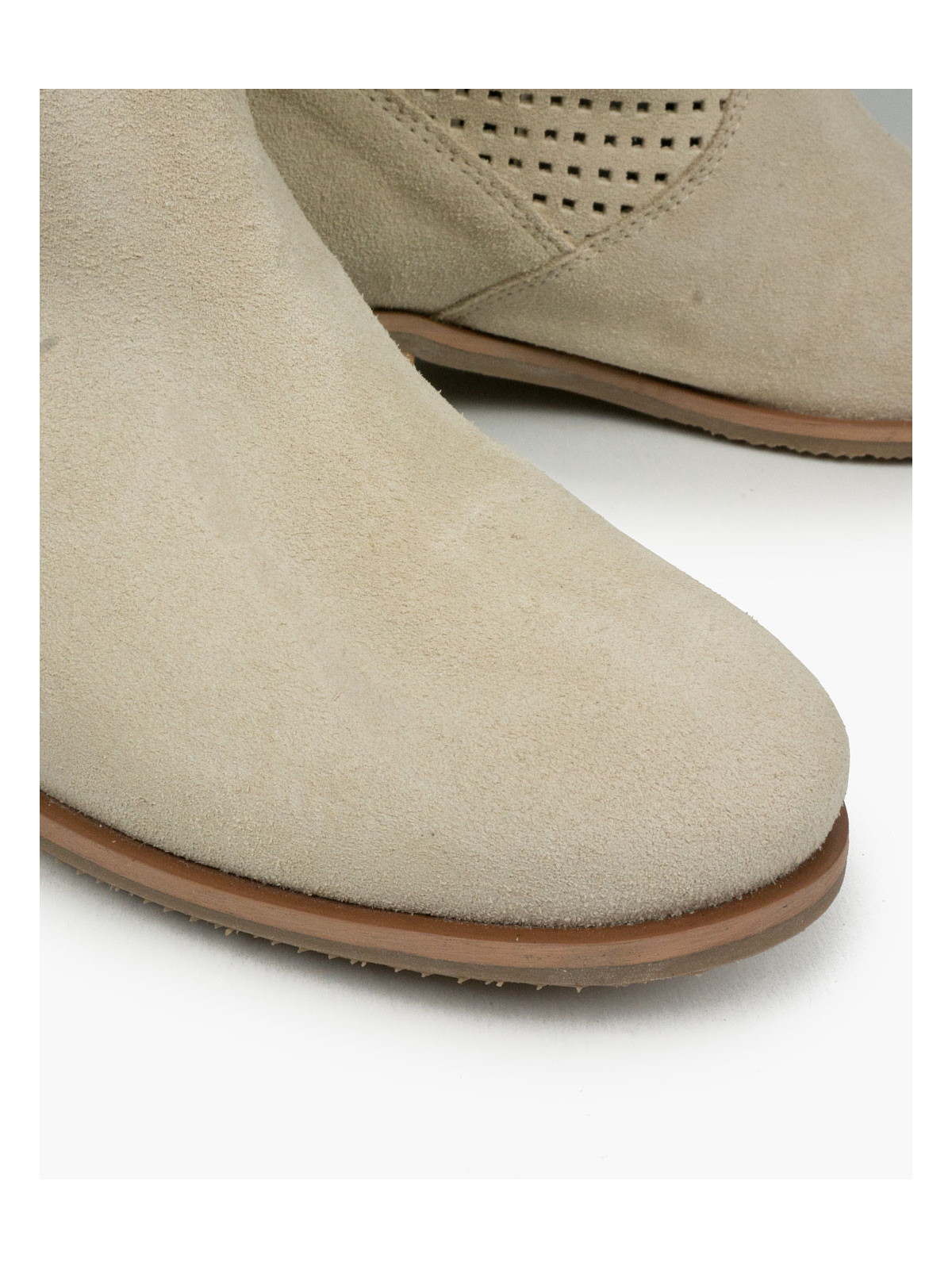 Beżowe kozaki damskie skórzane