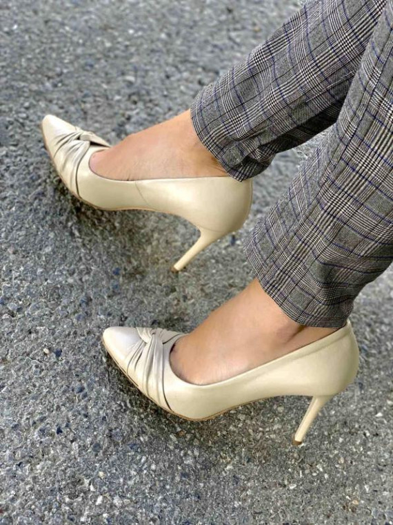 Beżowe czółenka damskie skórzane