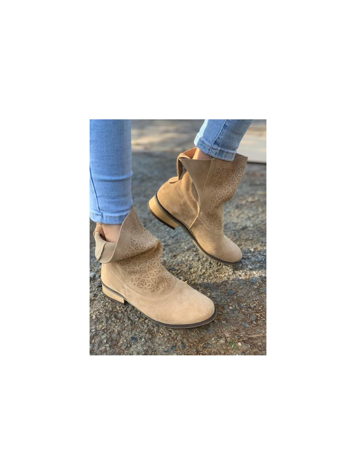 Beżowe botki damskie skórzane