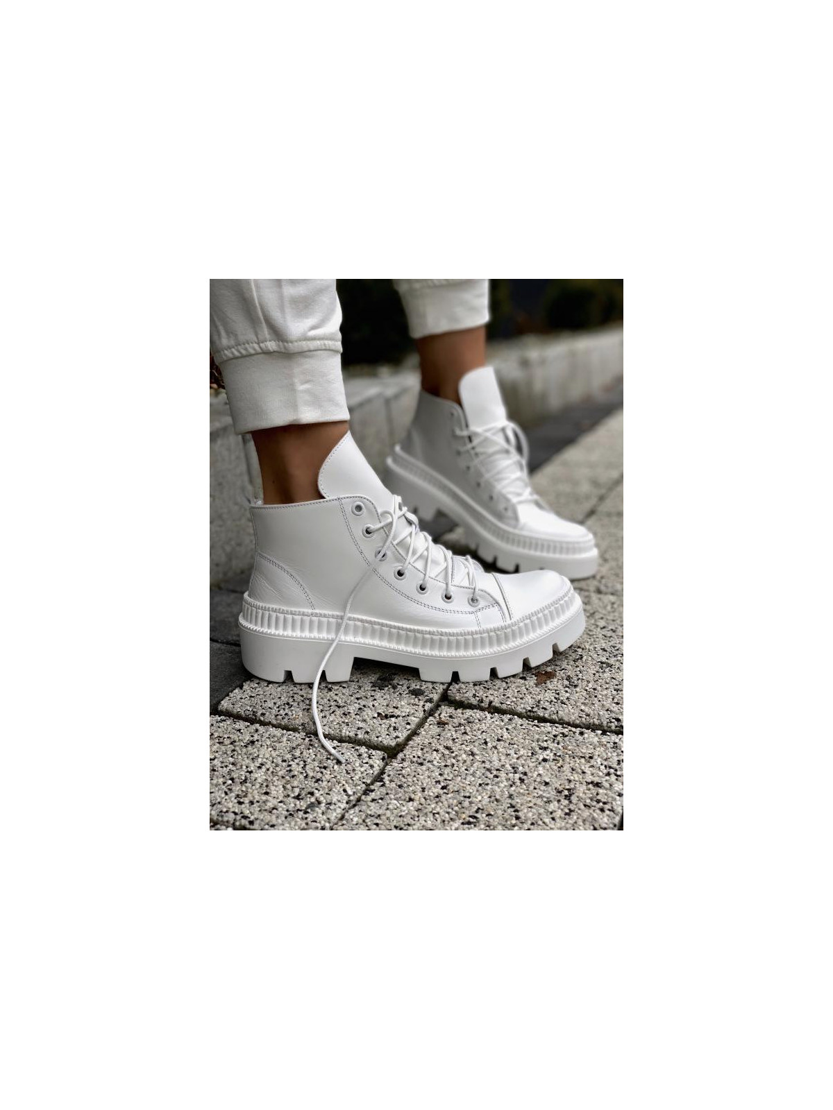 Białe trapery damskie skórzane