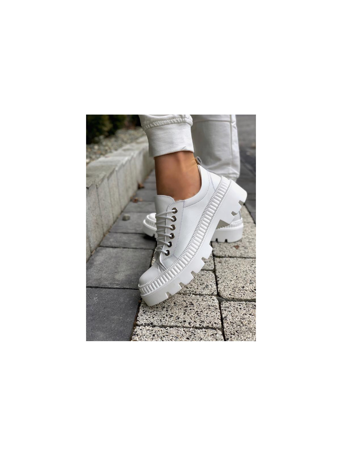 Białe trapery damskie skórzane