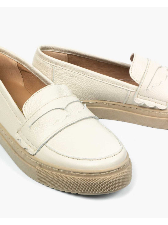 Beżowe mokasyny damskie skórzane