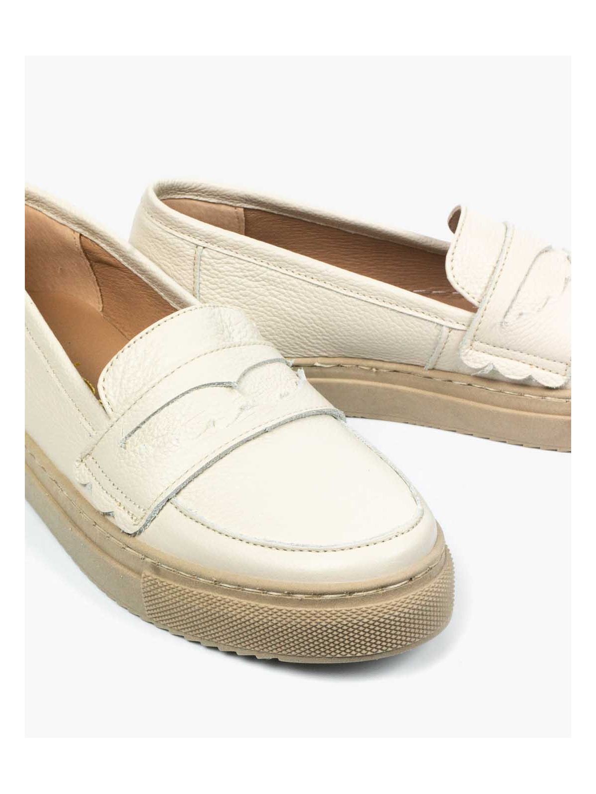 Beżowe mokasyny damskie skórzane