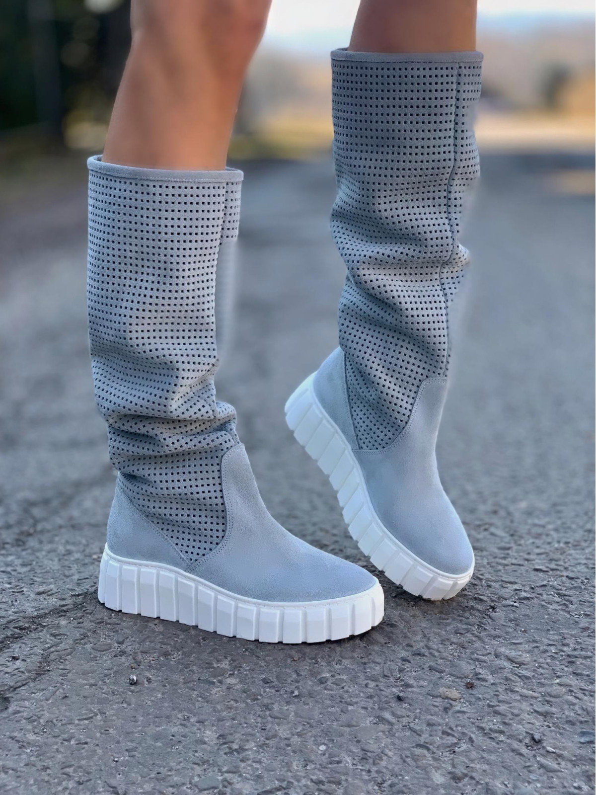 Niebieskie kozaki damskie skórzane