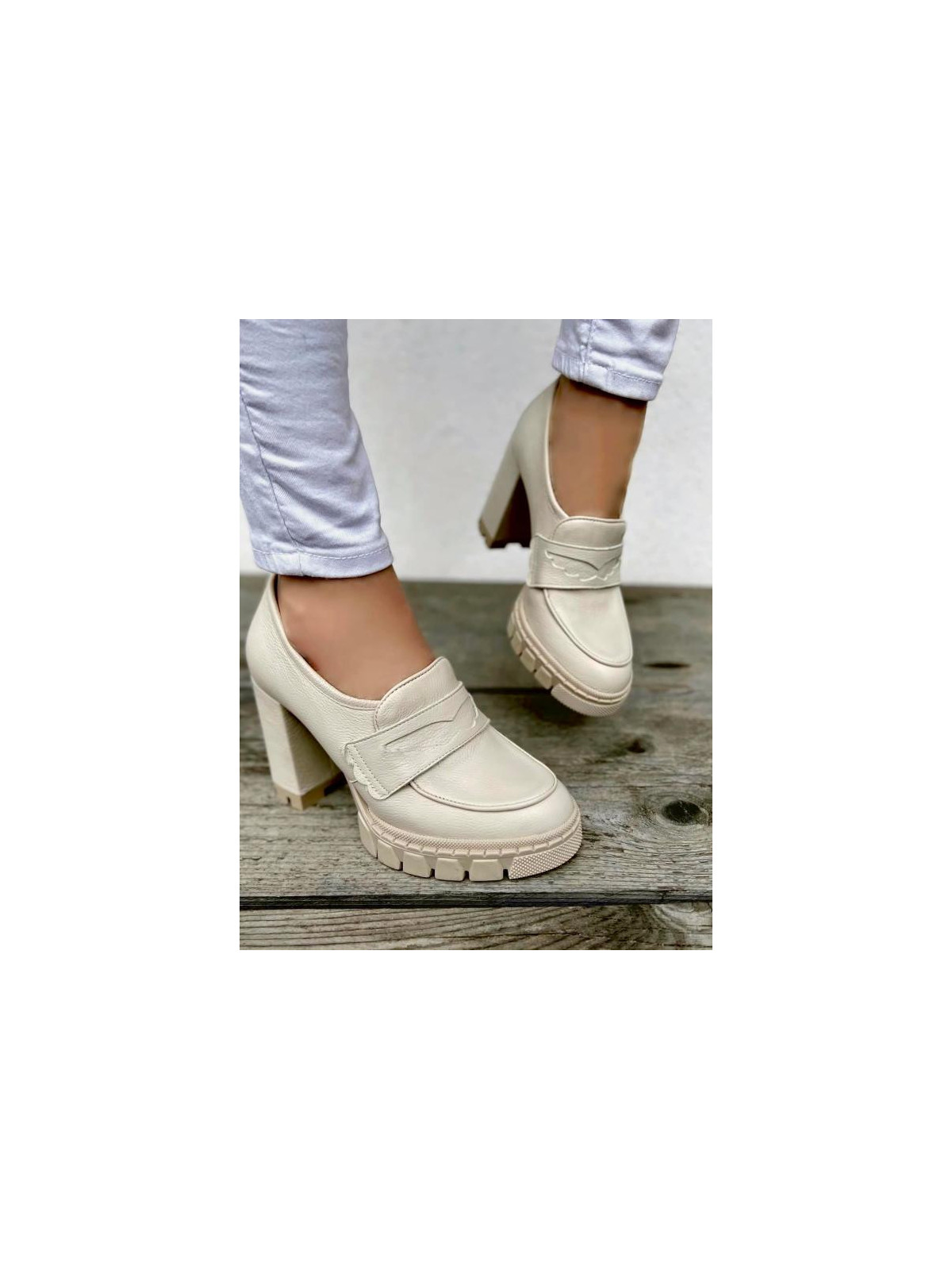 Beżowe półbuty damskie skórzane