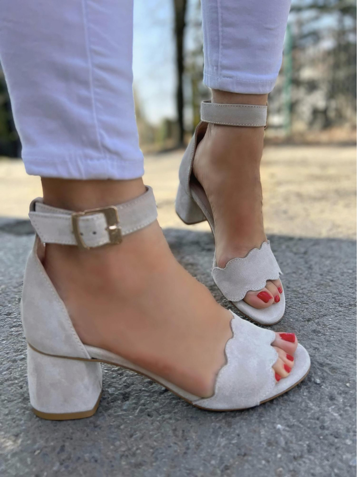 Beżowe sandały damskie skórzane