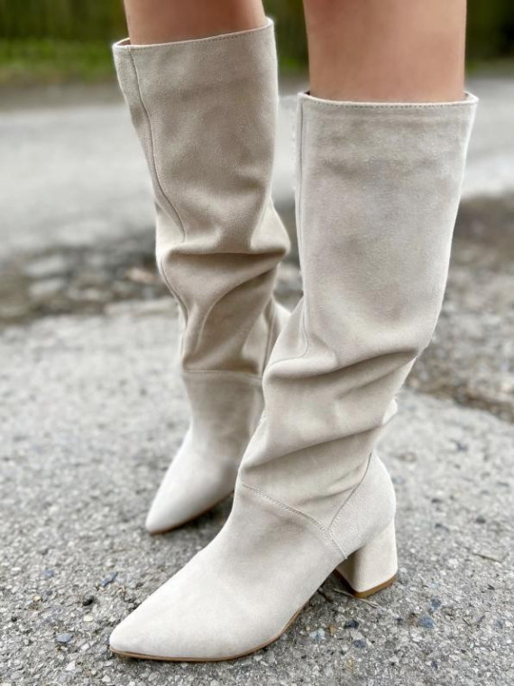 Beżowe kozaki damskie skórzane