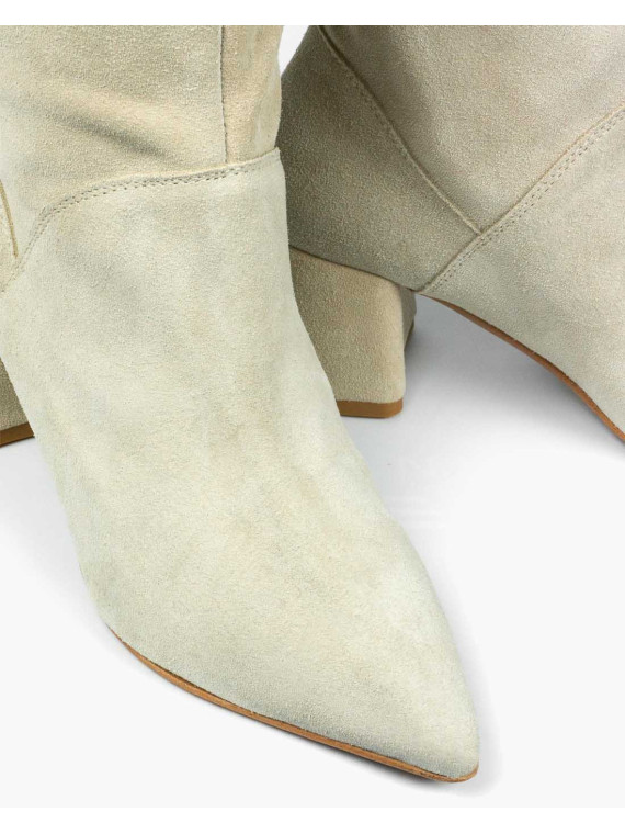 Beżowe kozaki damskie skórzane