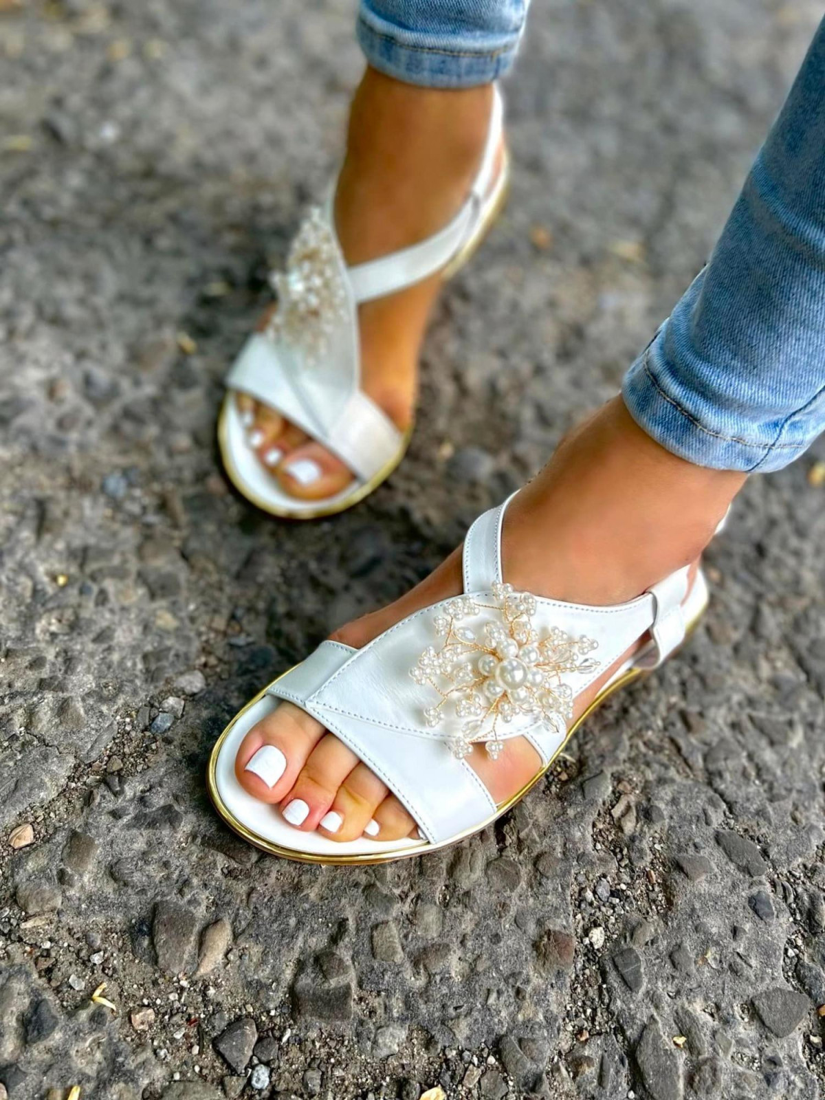 Białe sandały damskie skórzane