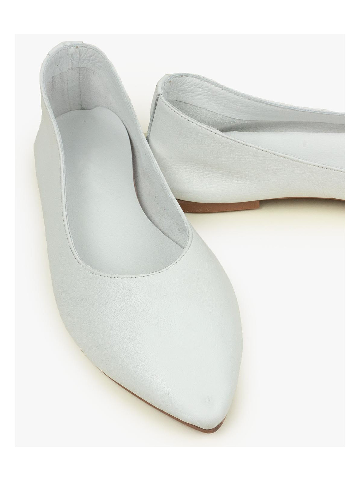 Białe baleriny damskie skórzane