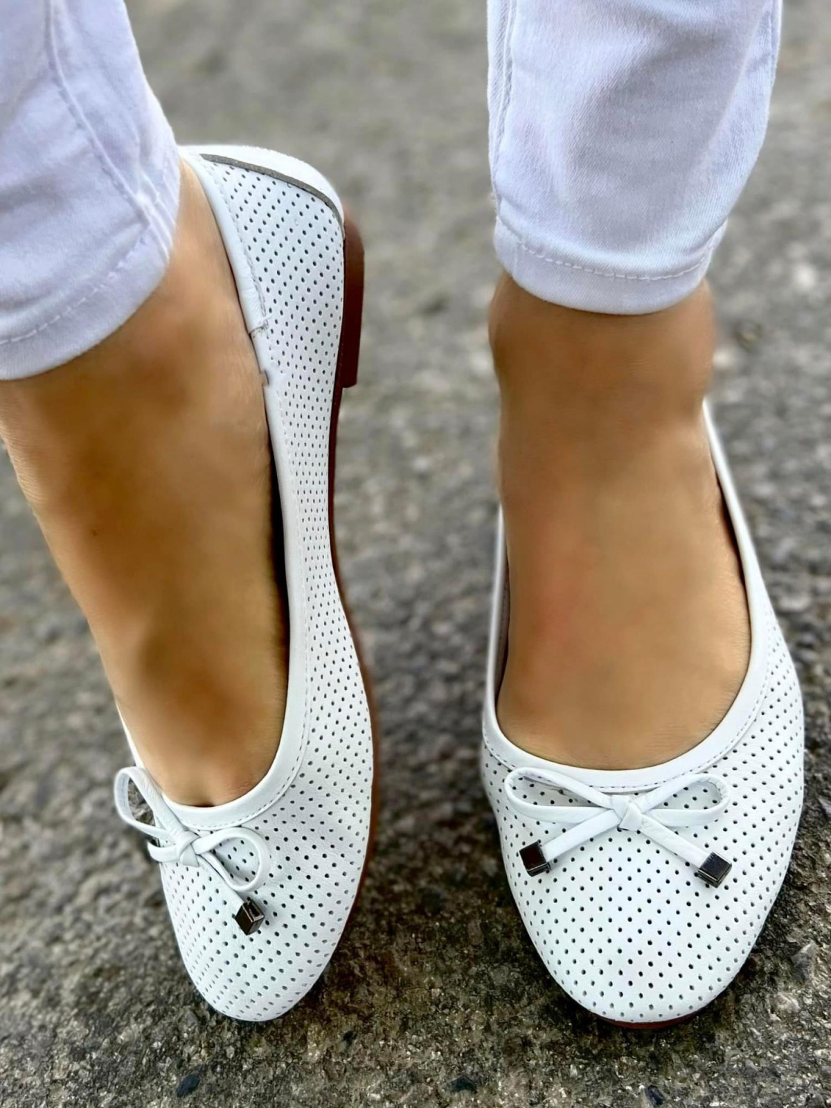 Białe baleriny damskie skórzane