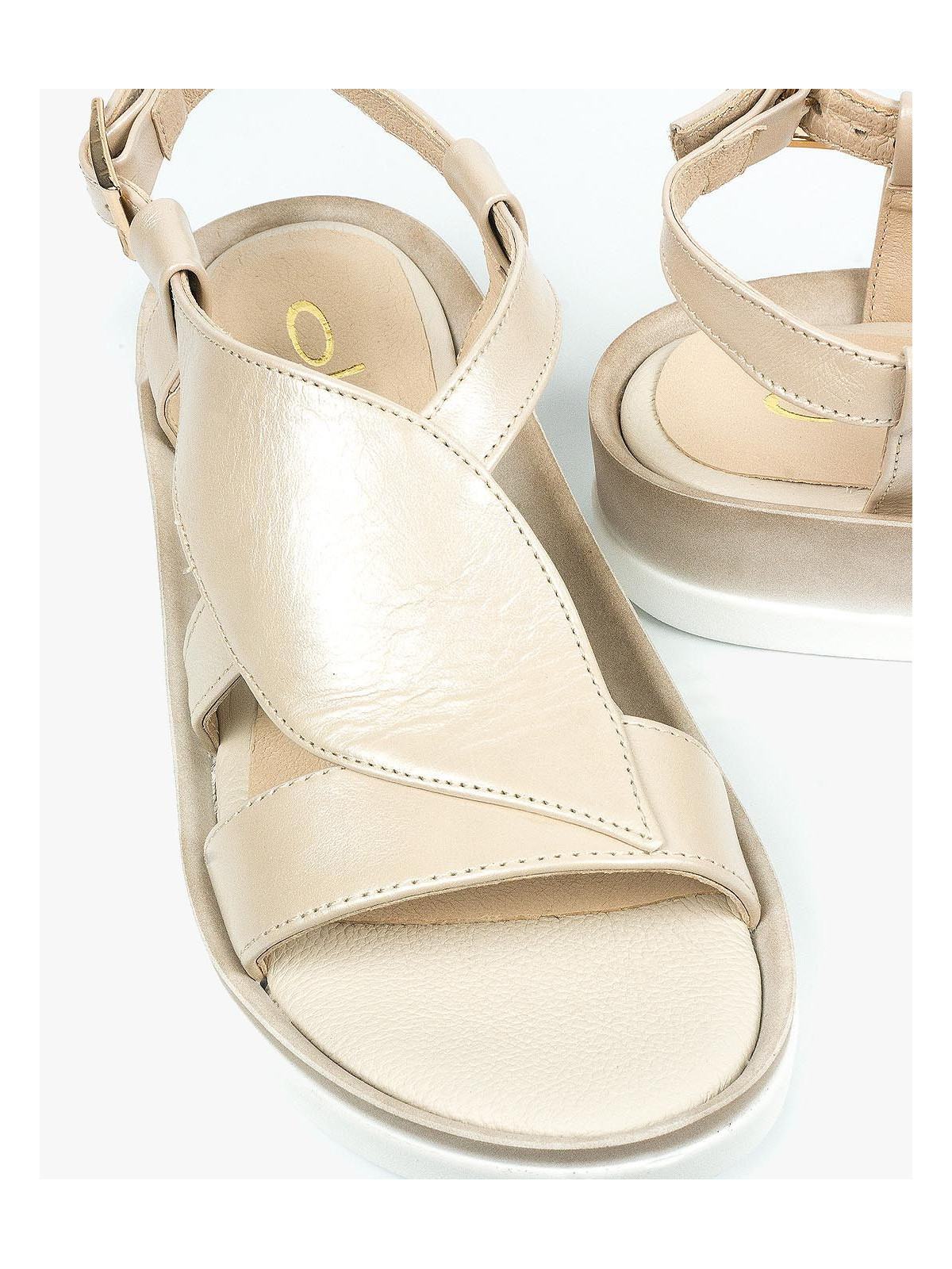 Beżowe sandały damskie skórzane