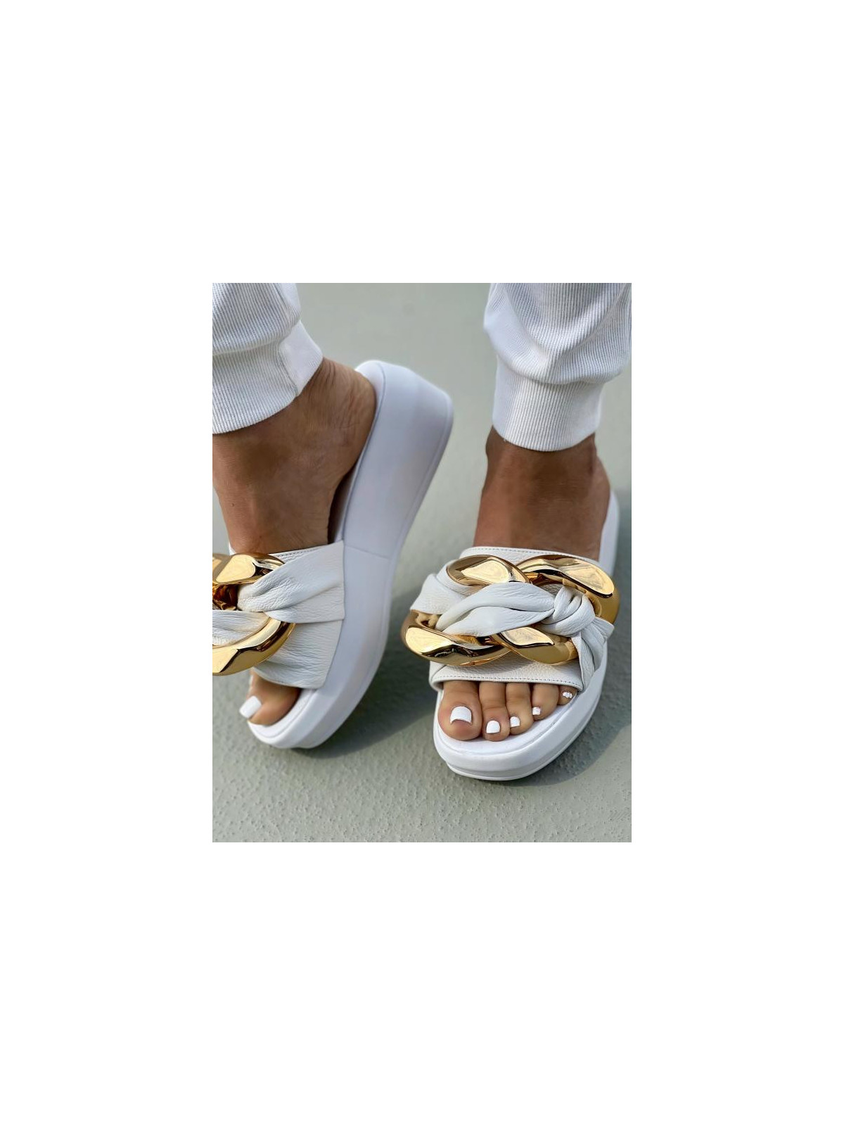 Białe klapki damskie skórzane