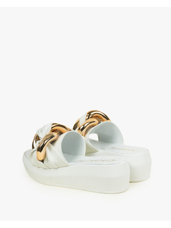 Białe klapki damskie skórzane