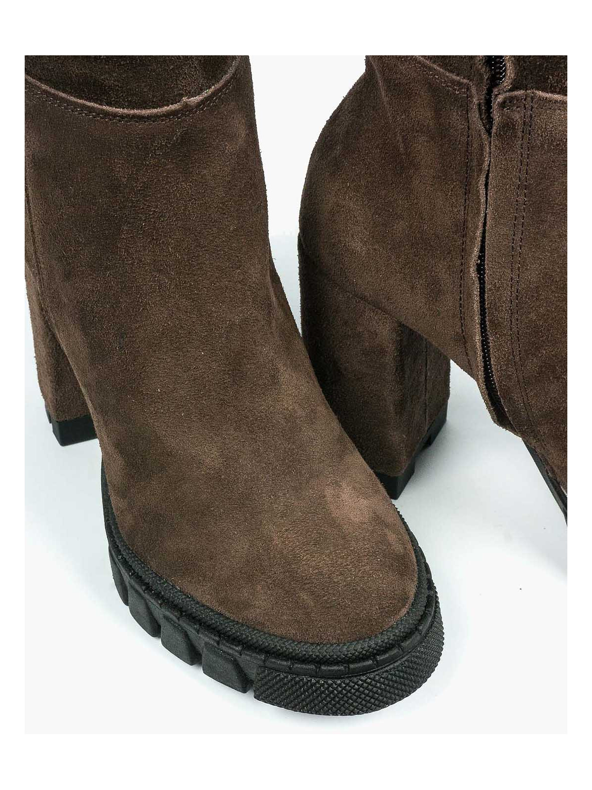 Brązowe kozaki damskie skórzane