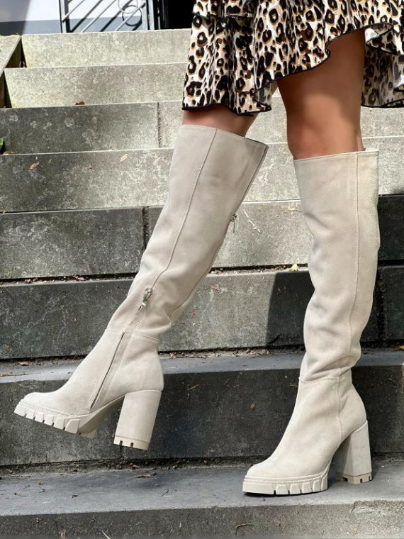 Beżowe kozaki damskie skórzane