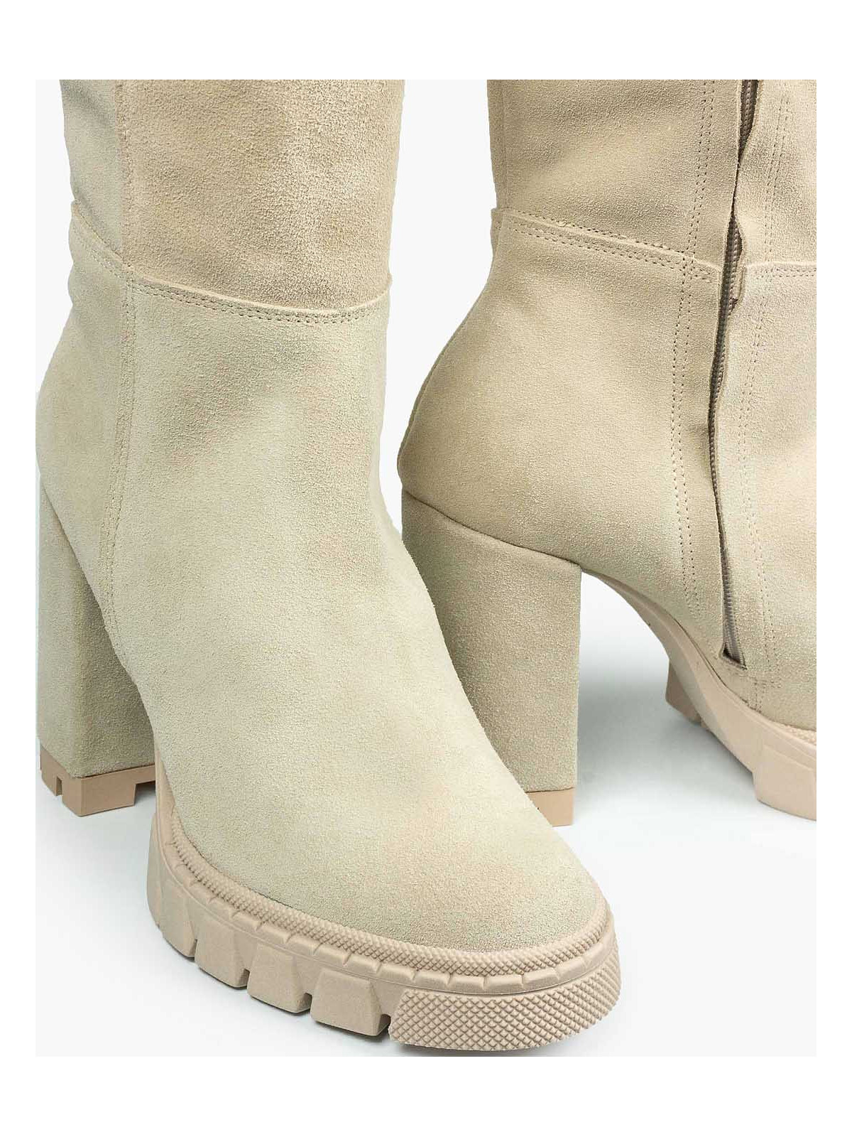 Beżowe kozaki damskie skórzane