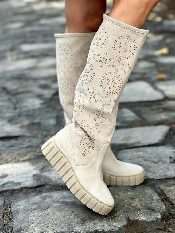 Beżowe kozaki damskie skórzane