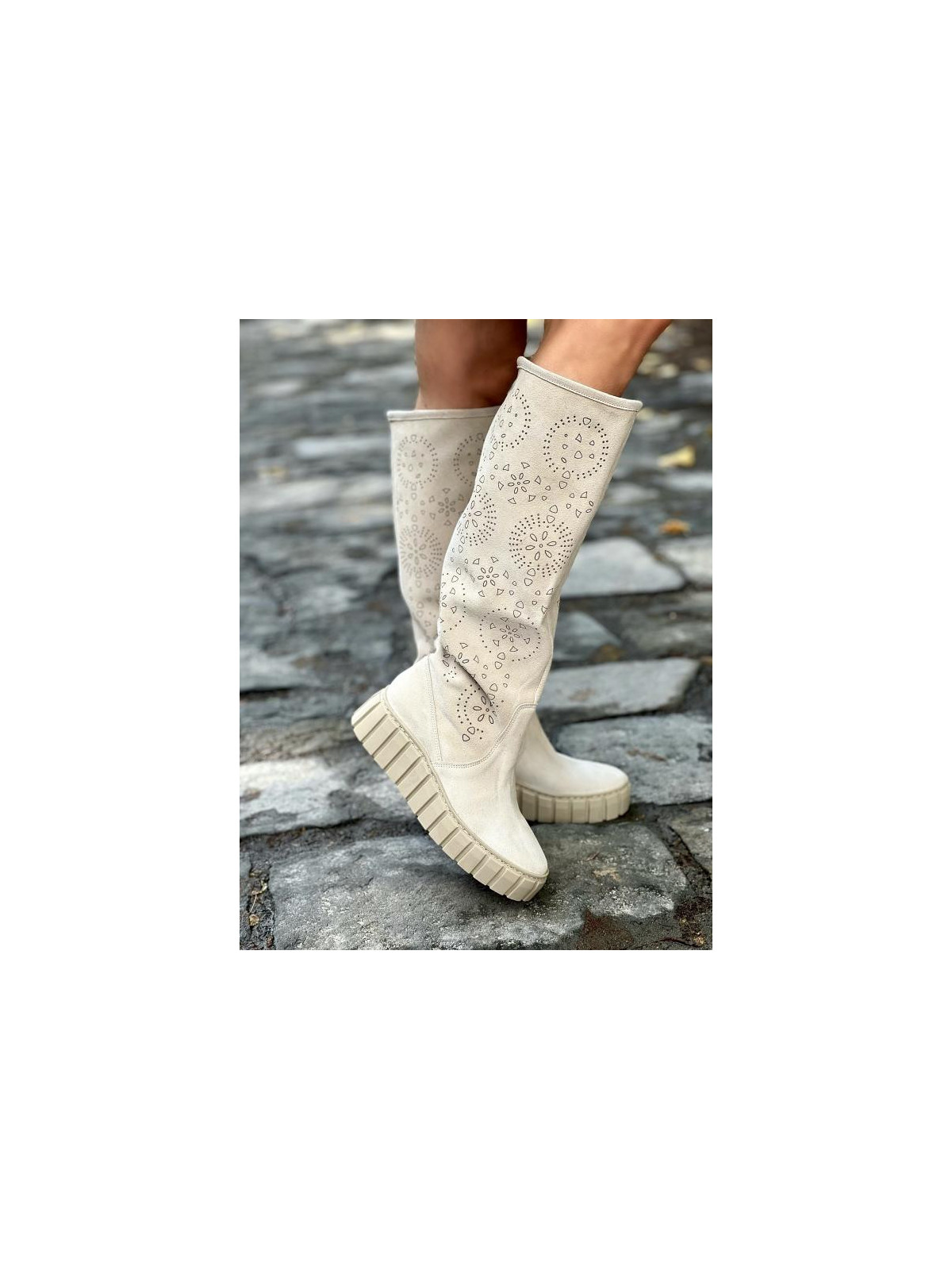 Beżowe kozaki damskie skórzane