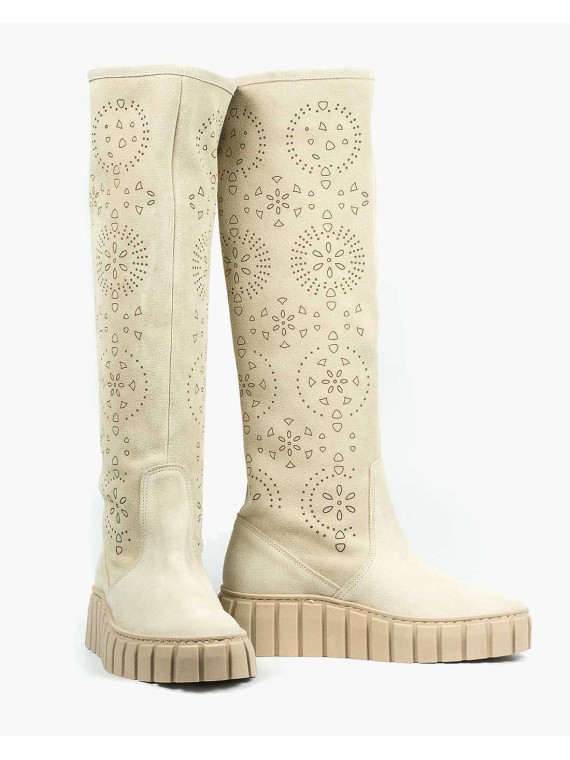 Beżowe kozaki damskie skórzane