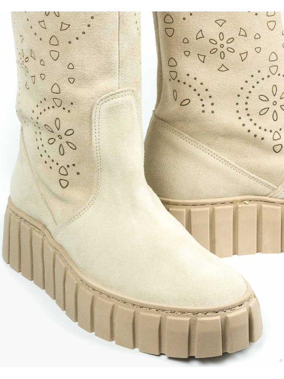 Beżowe kozaki damskie skórzane