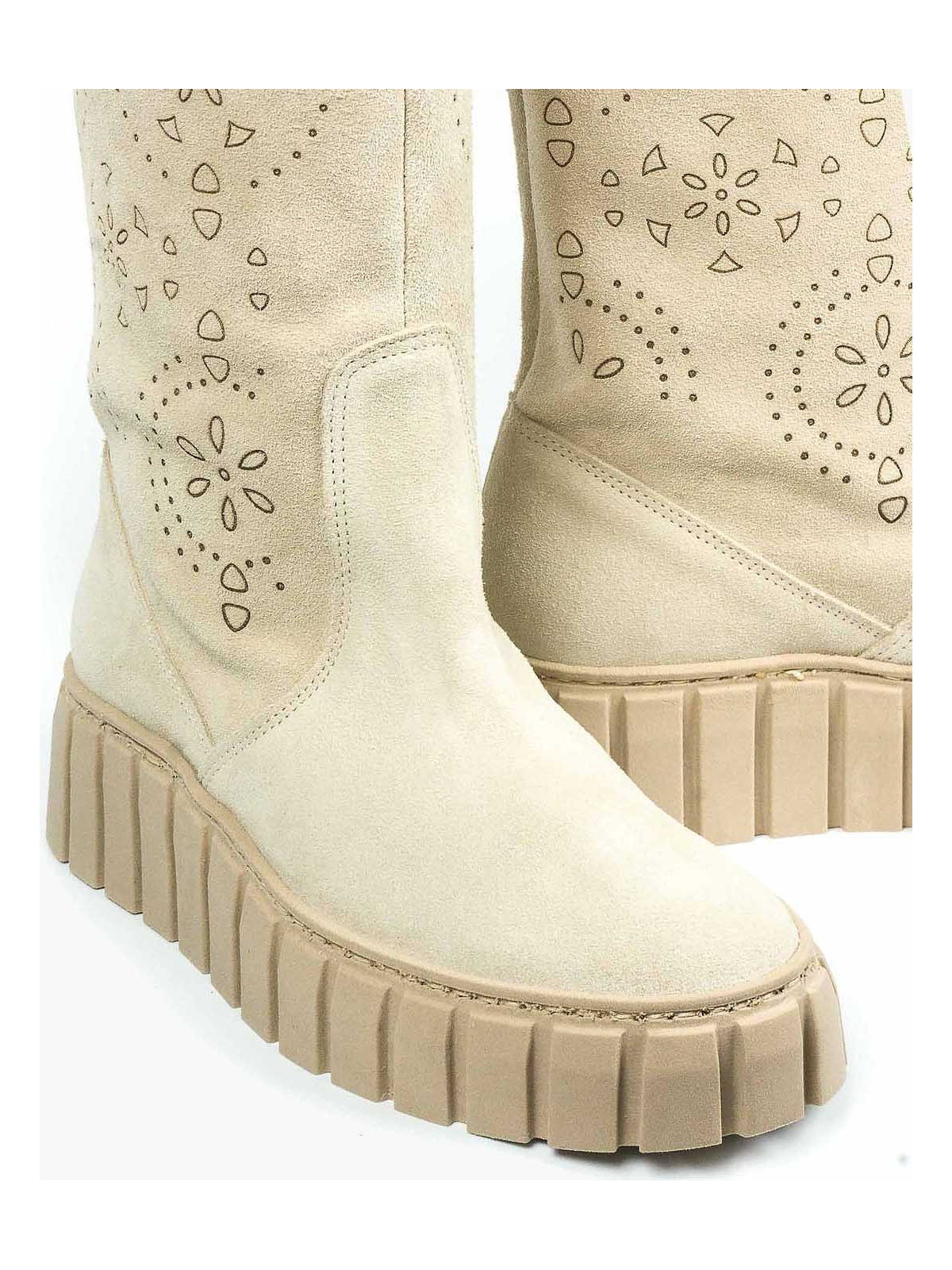 Beżowe kozaki damskie skórzane