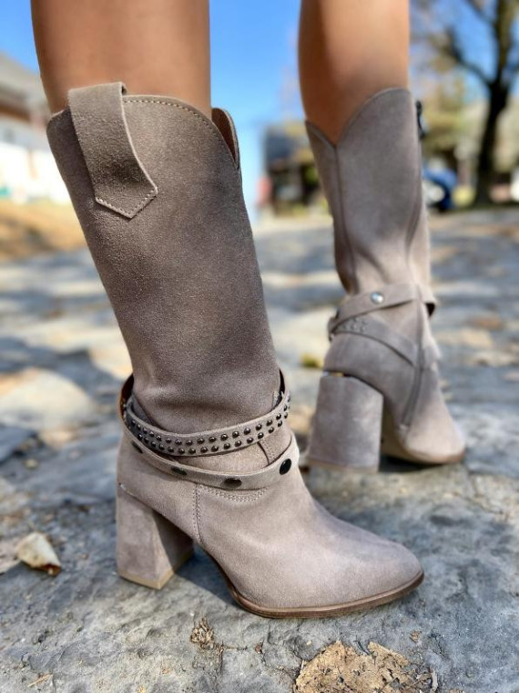 Beżowe kozaki damskie skórzane