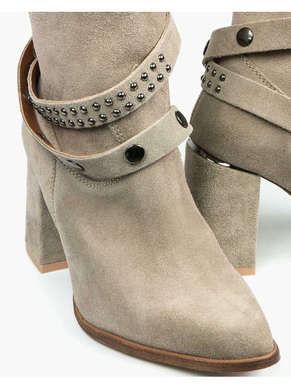 Beżowe kozaki damskie skórzane