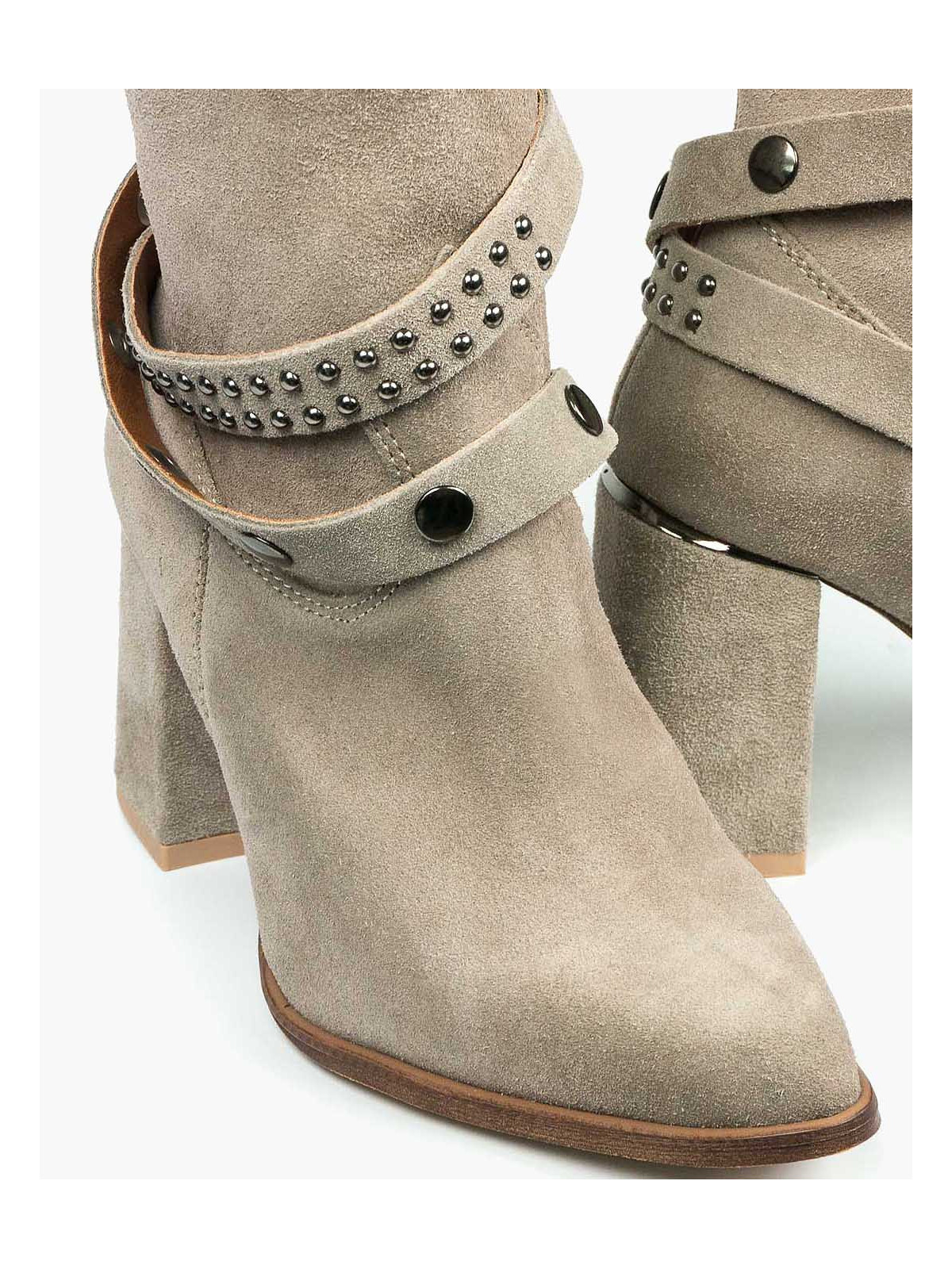 Beżowe kozaki damskie skórzane