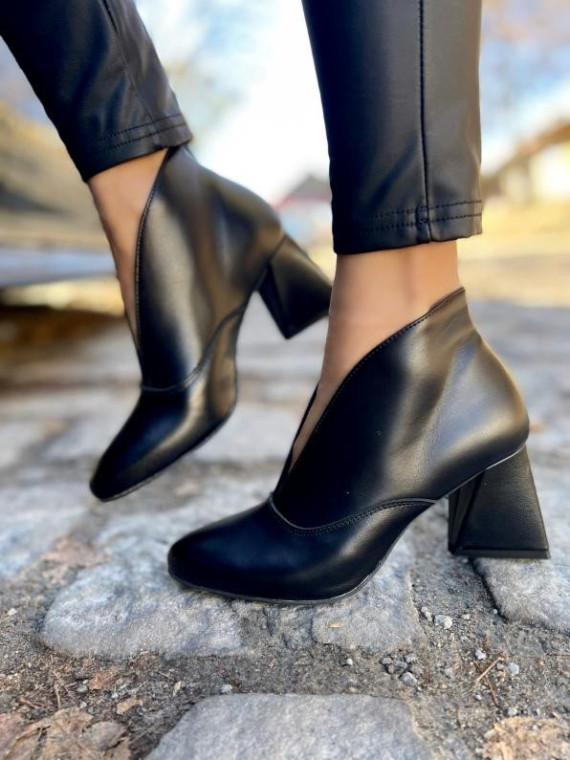 Czarne botki damskie skórzane
