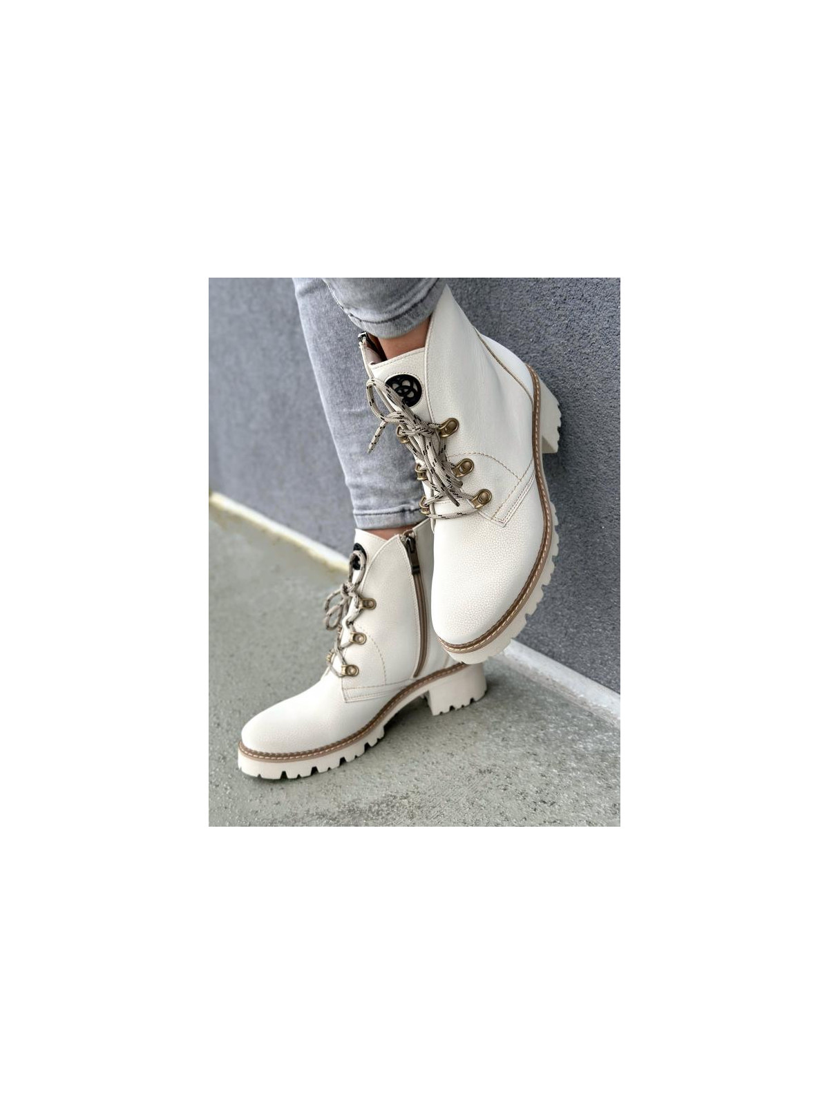 Beżowe trapery damskie skórzane